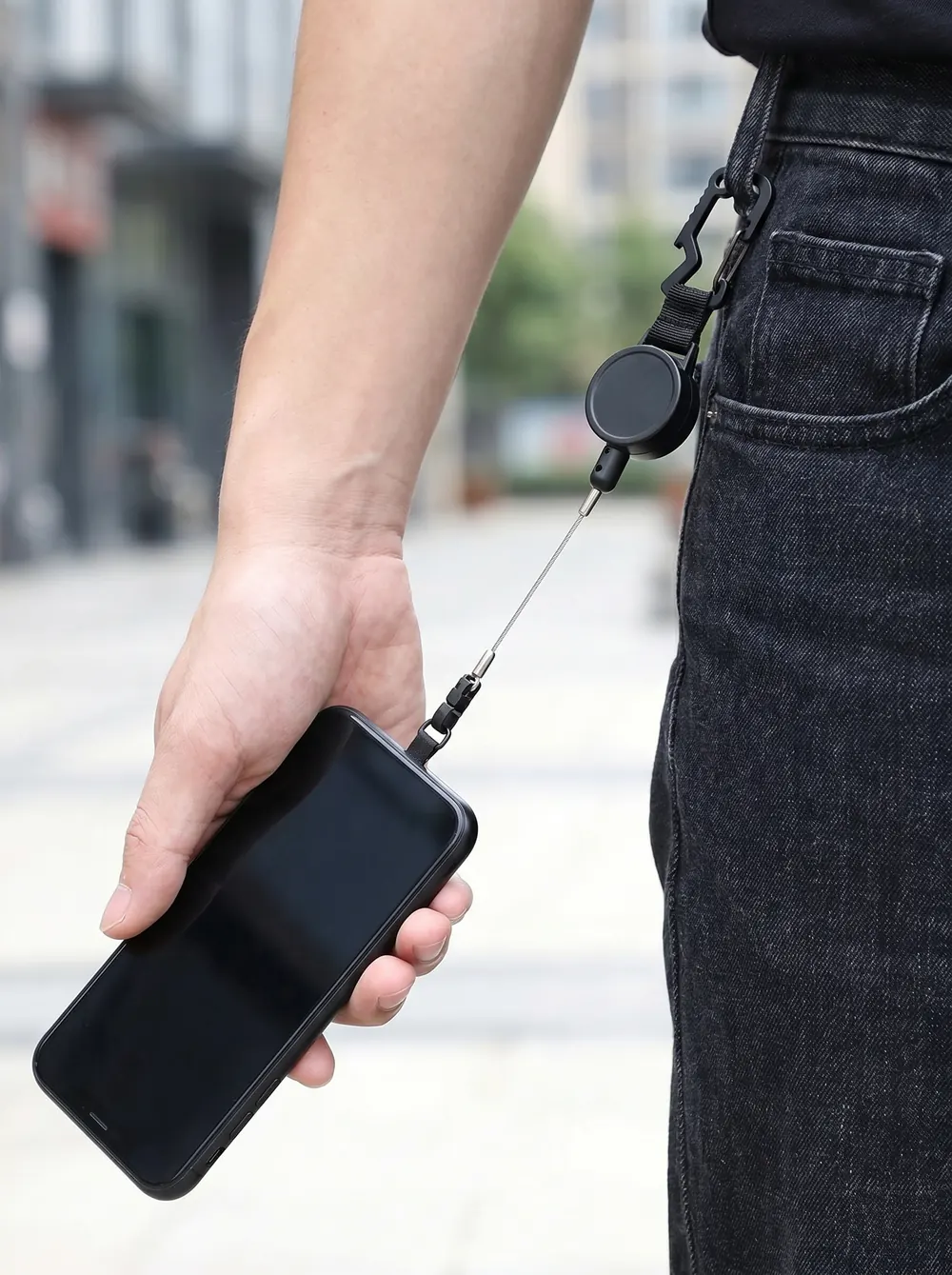 Handyleine beim Telefonieren auf der Straße